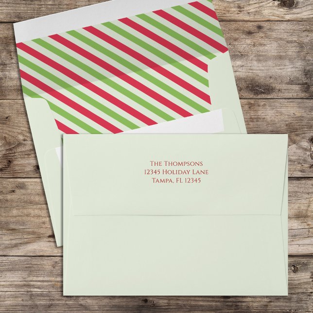Enveloppe Noël Festif mignon Rouge Vert rayé (Whimsical red and green striped envelope with return address on the back flap.)