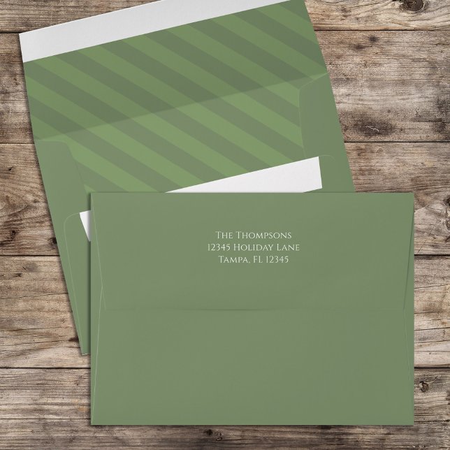 Enveloppe Noël Festive mignonne Vert rayé (Whimsical green striped festive envelope with return address on the back flap.)