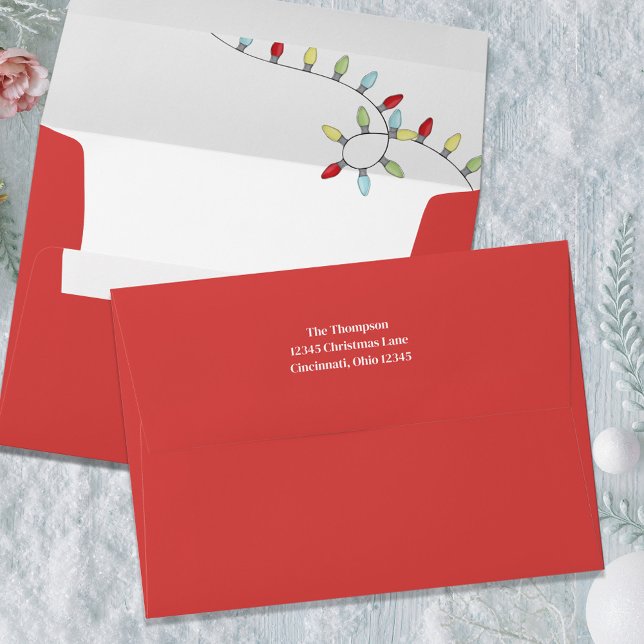 Enveloppe Noel simple rouge voyants Whimsical (Christmas string lights with a solid red coordinating outside whimsical envelope. )
