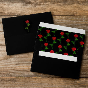Enveloppe noire avec doublure de rose rouge romant