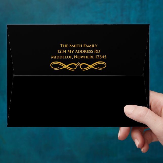 Enveloppe noire avec intérieur or et adresse (Hand)