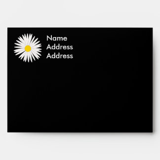 Enveloppe noire avec marguerite blanche