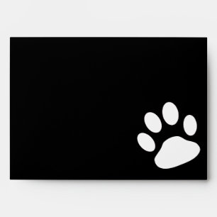 Enveloppe noire blanche sur invitation