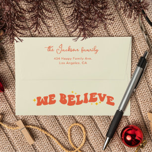 Enveloppe Nous croyons les couleurs rétro typographie Noël