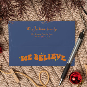 Enveloppe Nous croyons les couleurs rétro typographie Noël