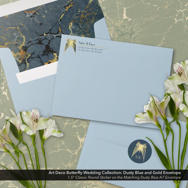 Enveloppe Papillon Art déco Dusty Mariage bleu et or (Art Deco Butterfly Blue and Gold Collection Dusty Blue Envelope with Monogram Sticker)