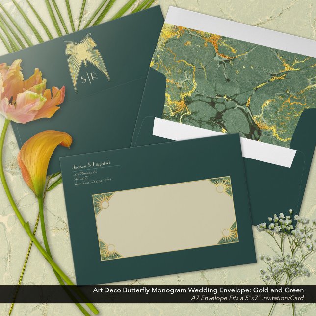 Enveloppe Papillon Art Déco Monogramme Mariage Vert & Or (Art Deco Butterfly Monogram Green & Gold Wedding Envelope)