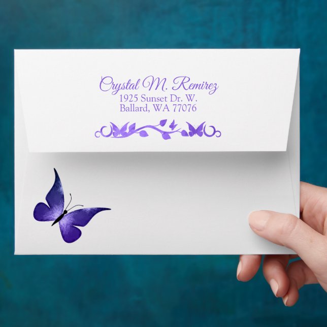 Enveloppe papillon pourpre pour les invitations (Hand)