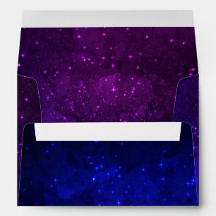 Enveloppe Parmi des étoiles dans la galaxie bleue et pourpre