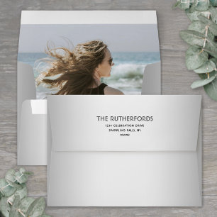 Enveloppe Photo & Adresse de Retour Typographie Chic Gris Om