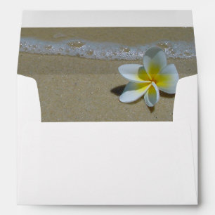 Enveloppe Plumeria Frangipani sur le sable 5x7 Faire-part de