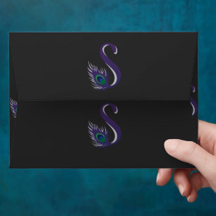 Enveloppe plumes violettes et vertes de paon sur le dos noir