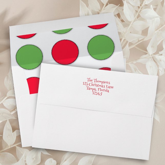 Enveloppe Points de Noël rouges et verts Adresse de retour (Red and green big circle pattern whimsical holiday envelope. )