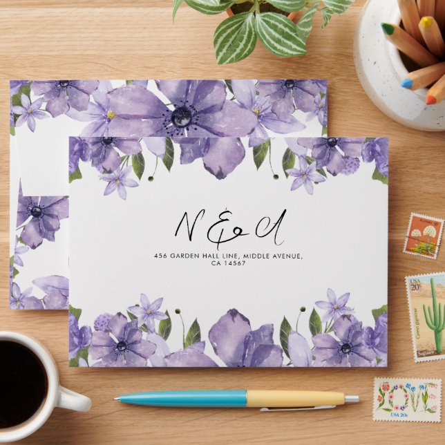Enveloppe Purple Un Petit Fleur sauvage Est En Chemin Script (Desk)