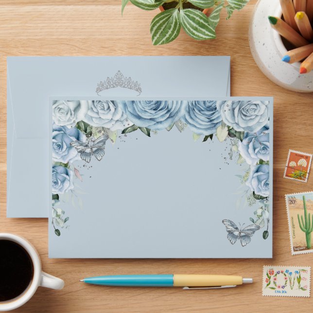 Enveloppe Quinceañera Baby Blue Floral Papillons en argent (Desk)