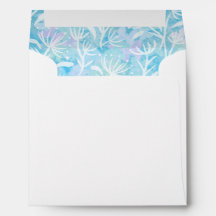Enveloppe recouverte de motifs floraux bleus.