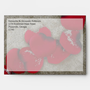 Enveloppe Red Rose Petals sur Sand Beach Mariage