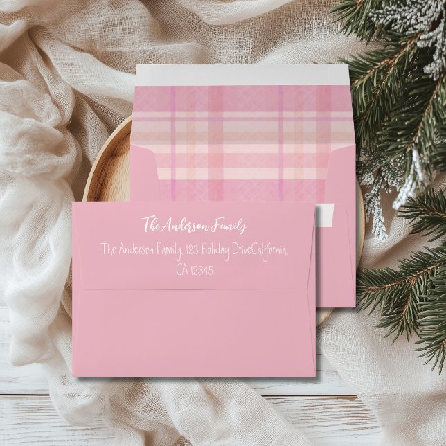 Enveloppe Retro Pink Plaid Whimsical Holiday  (Créateur téléchargé)