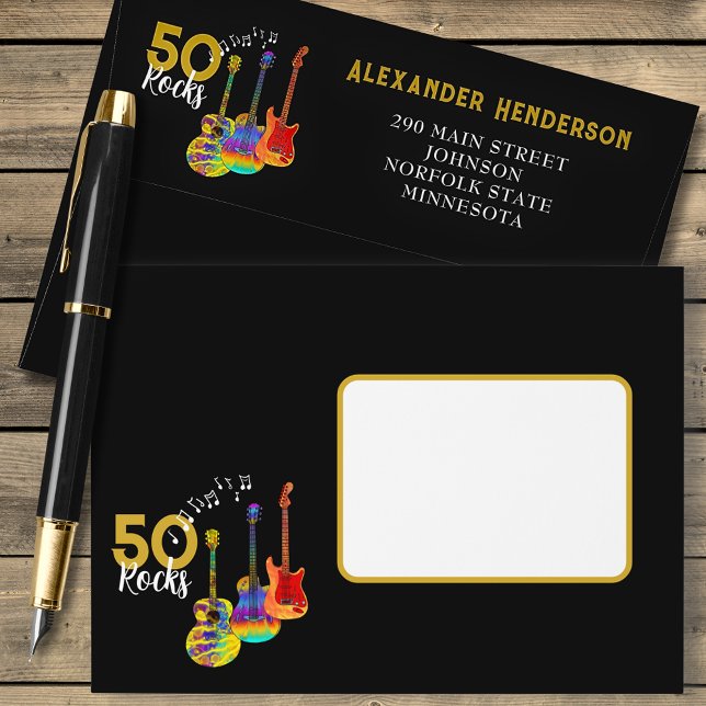Enveloppe Rock and Roll 50e fête d'anniversaire (Rock and roll 50th birthday party return address envelope funky guitars cool gold typography & Black)