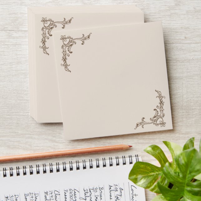 Enveloppe Rococo Mocha et Creme Mousse monochrome (Stacked)