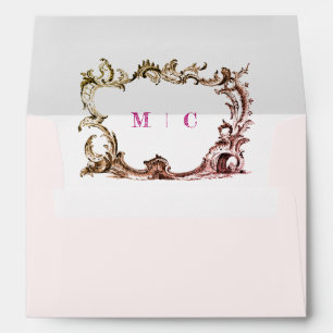 Enveloppe rose pâle avec ornement et initiales à l