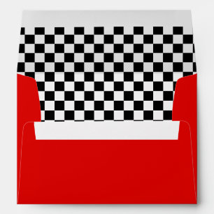 Enveloppe rouge À damiers noir et blanc