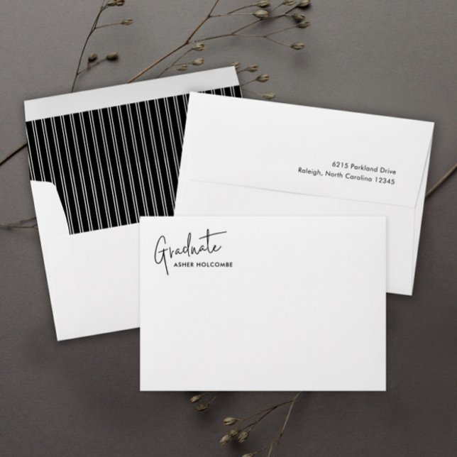 Enveloppe Script moderne Simple Graduation Adresse de retour (Modern simple black and white graduation envelope.)