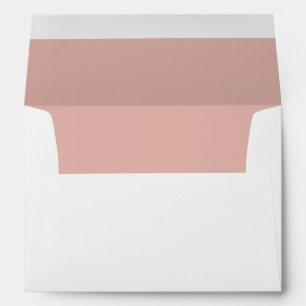 Enveloppe simple à pétale rose avec adresse de ret