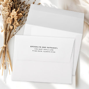 Enveloppe simple blanche avec adresse de retour