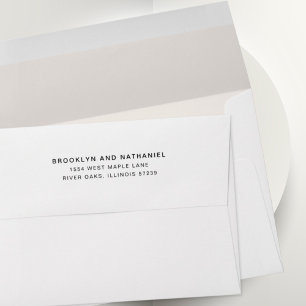 Enveloppe simple en lin blanc avec adresse de reto