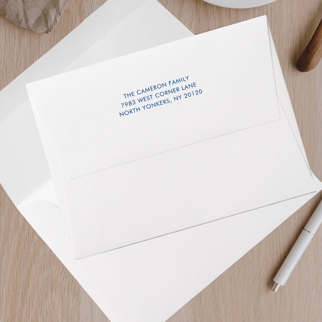 Enveloppe Simple Moderne Adresse de Retour de Courrier Simpl (White Envelope with Custom Blue Typography Return Address)