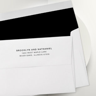 Enveloppe simple noire avec adresse de retour et i