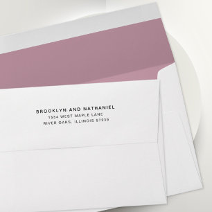 Enveloppe simple pastel violet avec adresse de ret