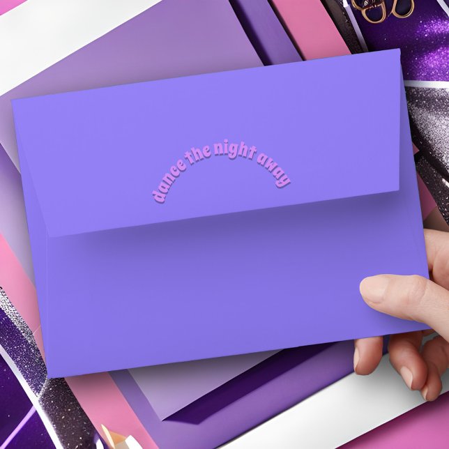 Enveloppe Soirée de célibataire funky rose et violet amusant (Funky text bachelorette party pink & purple fun envelope)