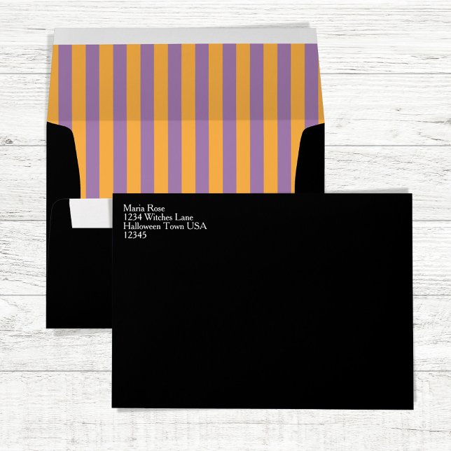 Enveloppe Sorcière Whimsical Chat Noir Cute Halloween rayé (Envelope with purple and orange with black Halloween envelope. )