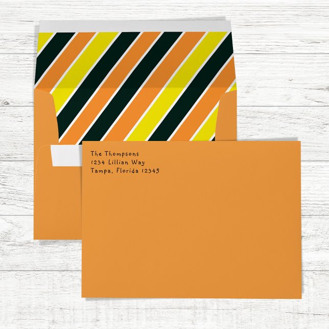 Enveloppe Sourire Whimsy Halloween Corn de bonbons (Orange and black diagonal stripes envelope. )