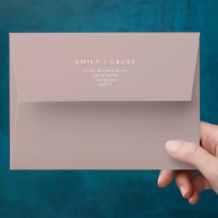 Enveloppe Texte rose simple et invitation moderne blanche