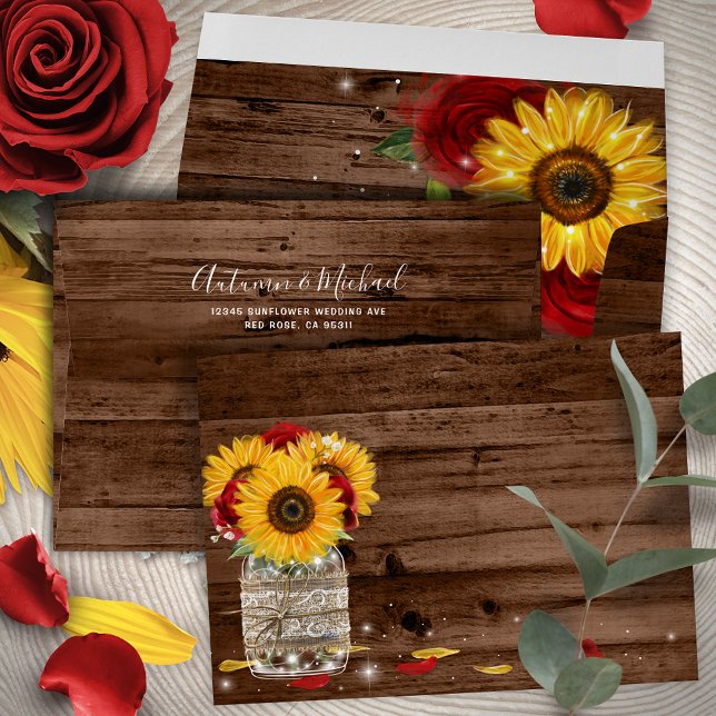 Enveloppe Tournesol en bois Brown rustique et Mariage en ros (Personalize your own sunflower and red rose wedding return address envelopes with rustic brown wood.)