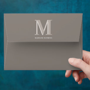 Enveloppe Typographie de nom de monogramme moderne taupe