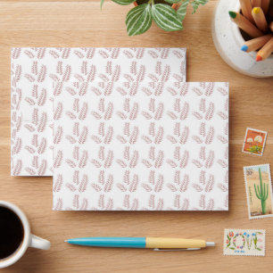 Enveloppe un arrière - plan blanc avec des feuilles roses