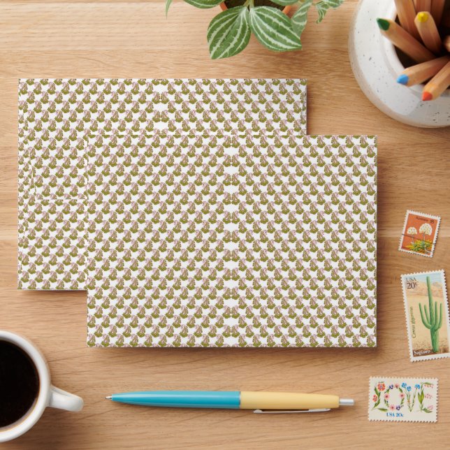 Enveloppe un arrière - plan blanc avec des feuilles verts (Desk)