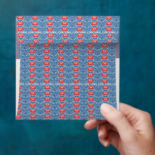 Enveloppe un arrière - plan bleu aux motifs rouges et blancs