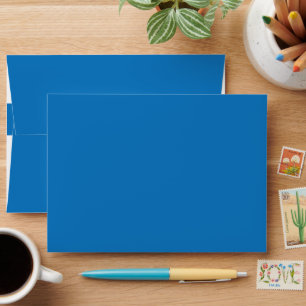 Enveloppe un arrière - plan bleu avec un