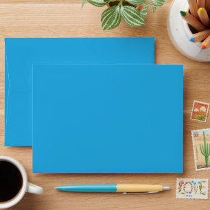 Enveloppe un arrière - plan bleu avec un