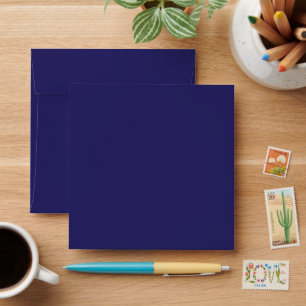 Enveloppe un arrière - plan bleu avec une horloge