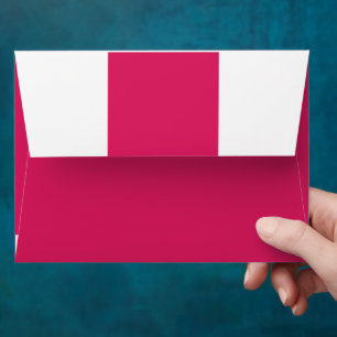 Enveloppe un arrière - plan rose avec une bordure blanche