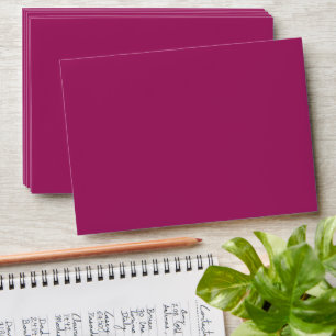 Enveloppe un arrière - plan rose avec une bordure blanche
