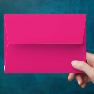 Enveloppe un arrière - plan rose avec une bordure noire