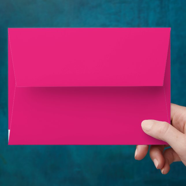 Enveloppe un arrière - plan rose avec une bordure noire (Hand)