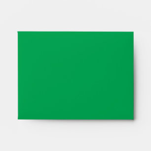 Enveloppe un arrière - plan vert avec un